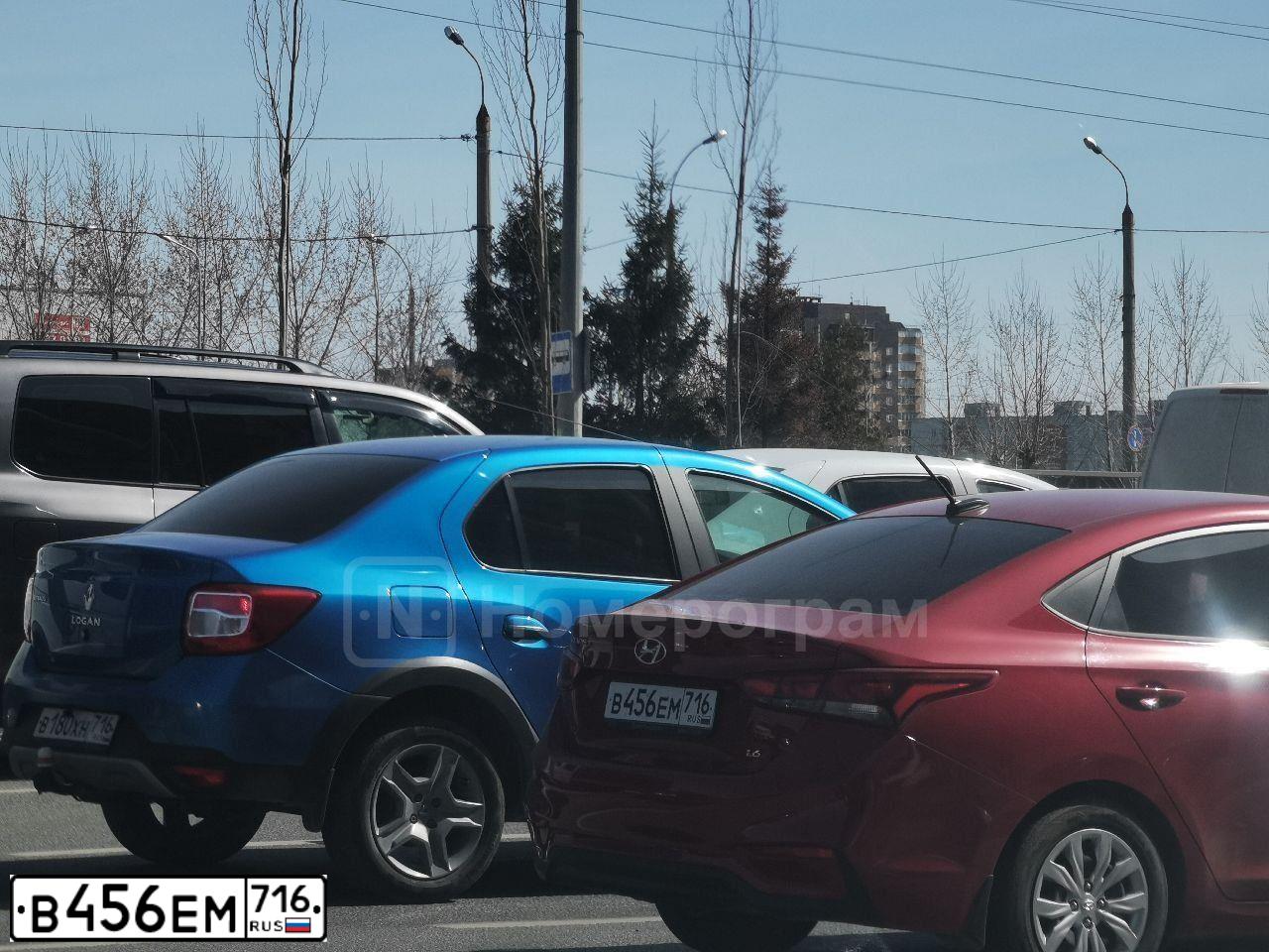 Фото автомобиля HYUNDAI SOLARIS, 2018 — госномер В456ЕМ716. Цвет: Красный
