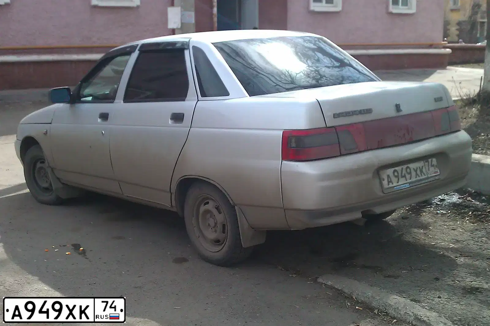 Фото автомобиля LADA 2110 LADA, 2003 — госномер А949ХК74. Цвет: Светло-Серебристый металлик