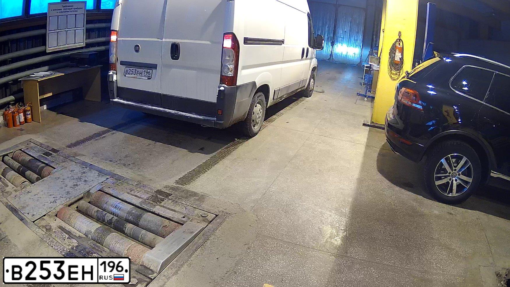 Фото автомобиля FIAT DUCATO, 2014 — госномер В253ЕН196. Цвет: БЕЛЫЙ