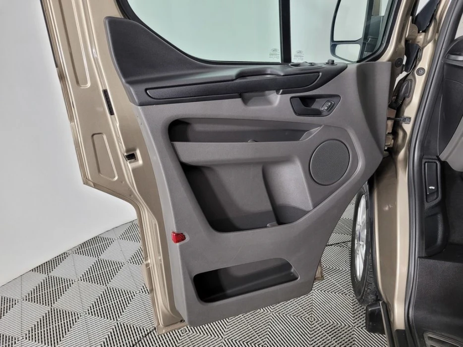 Фото автомобиля FORD TOURNEO CUSTOM, 2018 — госномер О011КН799. Цвет: БЕЖЕВЫЙ