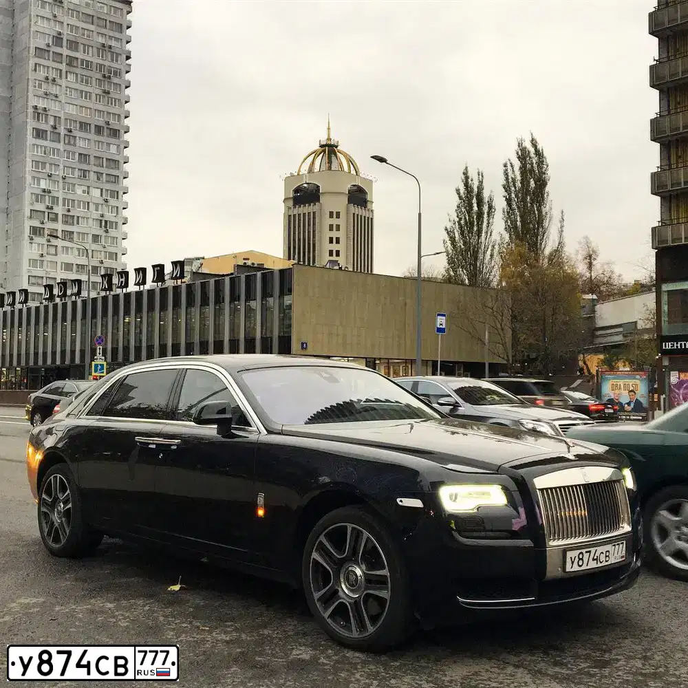Фото автомобиля ROLLS ROYCE ROLLS-ROYCE GHOST, 2015 — госномер У874СВ777. Цвет: ЧЕРНЫЙ