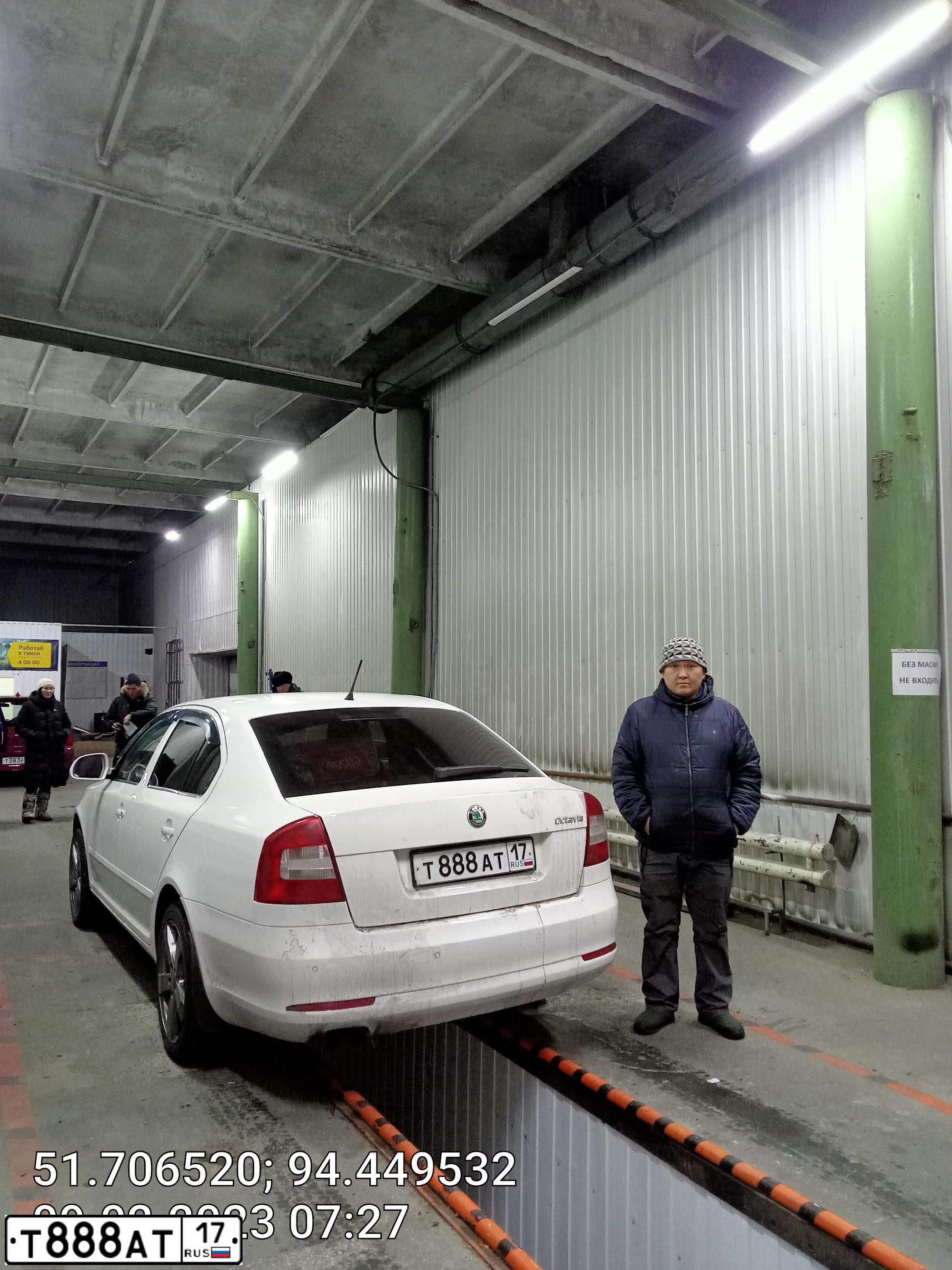 Фото автомобиля SKODA OCTAVIA, 2012 — госномер Е777АА17. Цвет: Белый