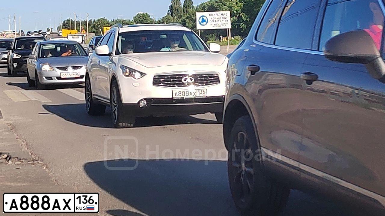 Фото автомобиля INFINITI QX70 /FX/, 2011 — госномер А888АХ136. Цвет: Белый