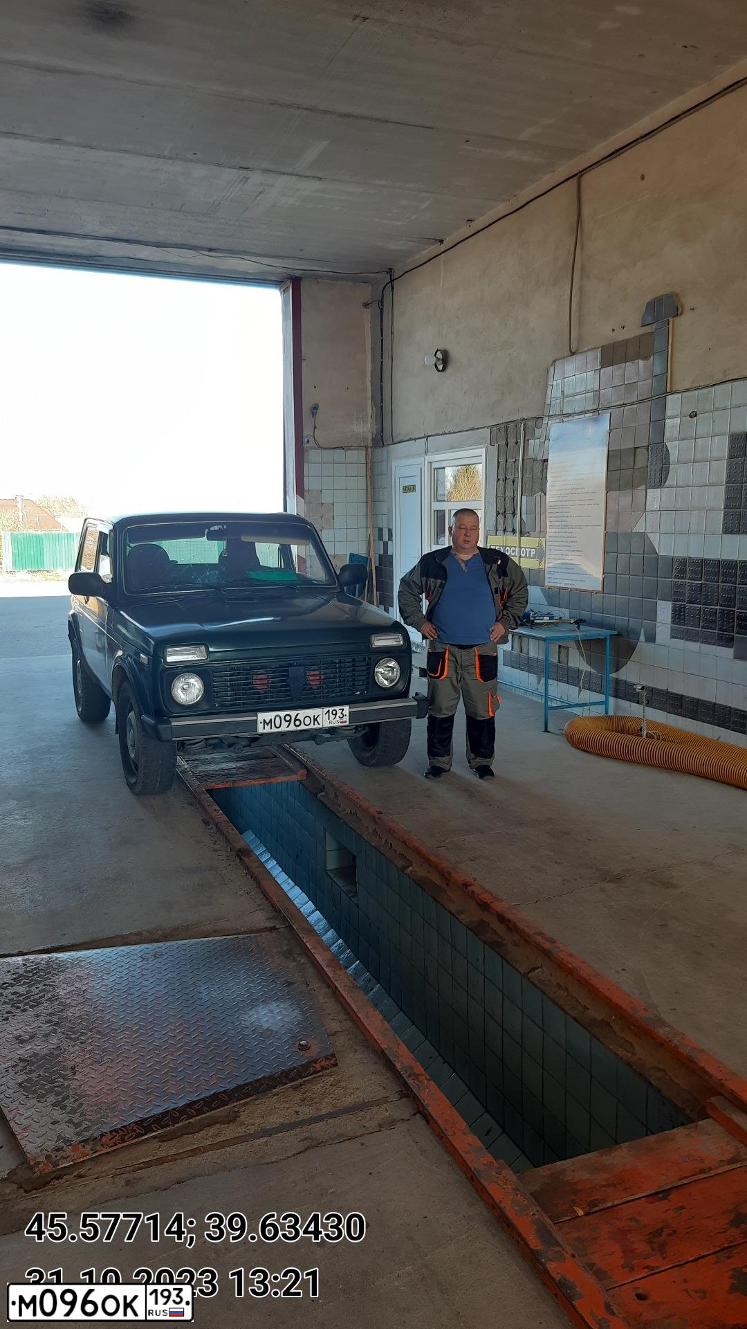 Фото автомобиля LADA 2121 NIVA, 2010 — госномер Н333НО93. Цвет: Темно-зеленый