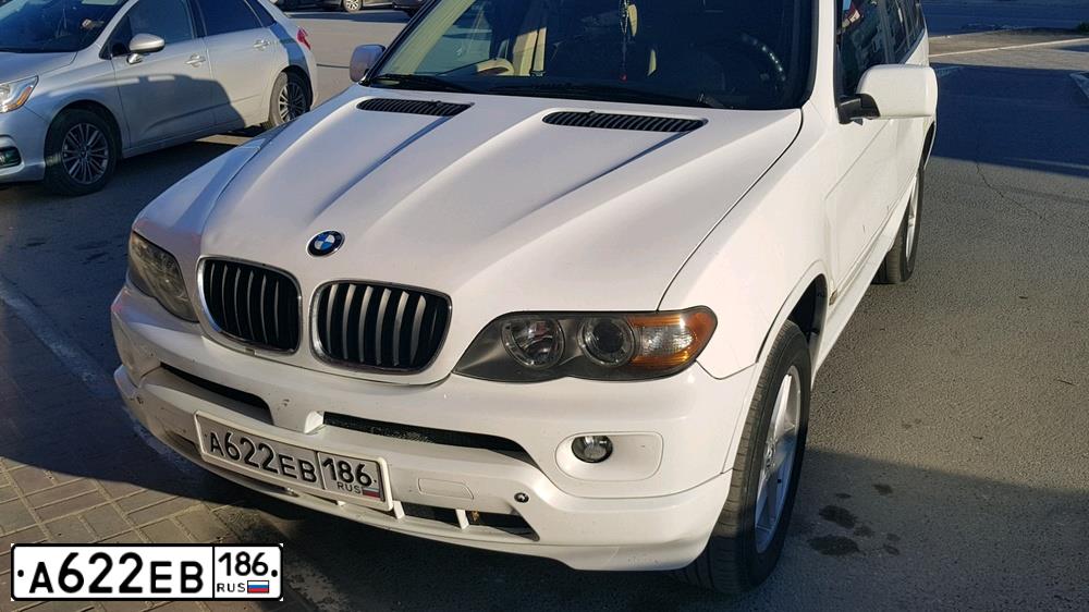 Фото автомобиля БМВ Х5, 2004 — госномер М830ЕМ05. Цвет: БЕЛЫЙ