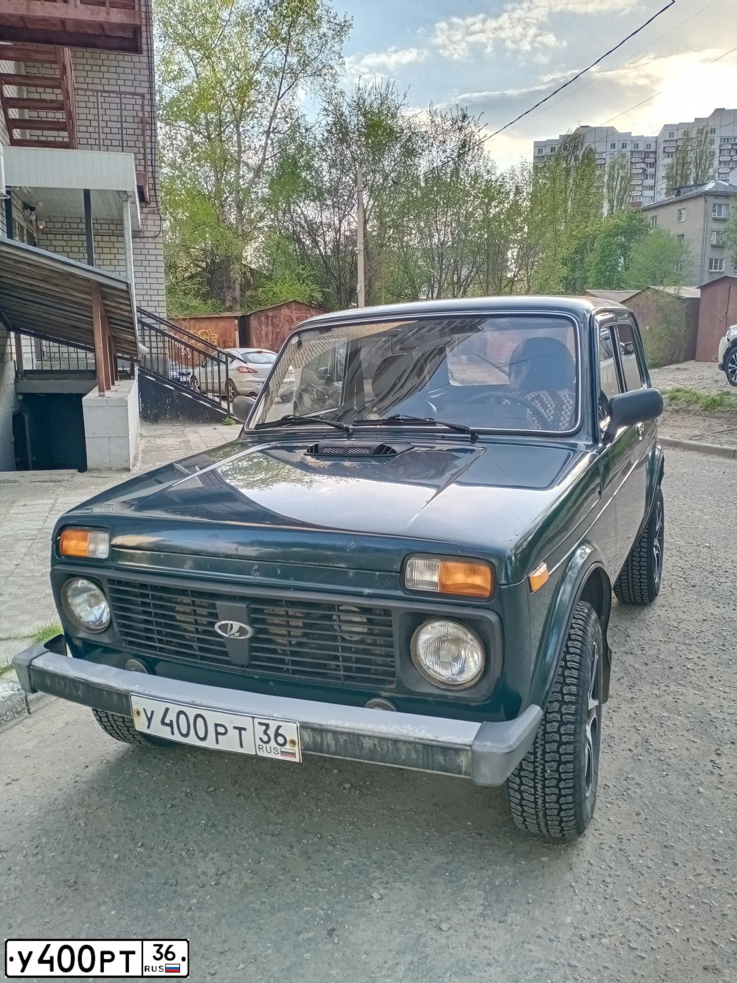 Фото автомобиля LADA 2121 NIVA, 2009 — госномер У400РТ36. Цвет: Темно-зеленый