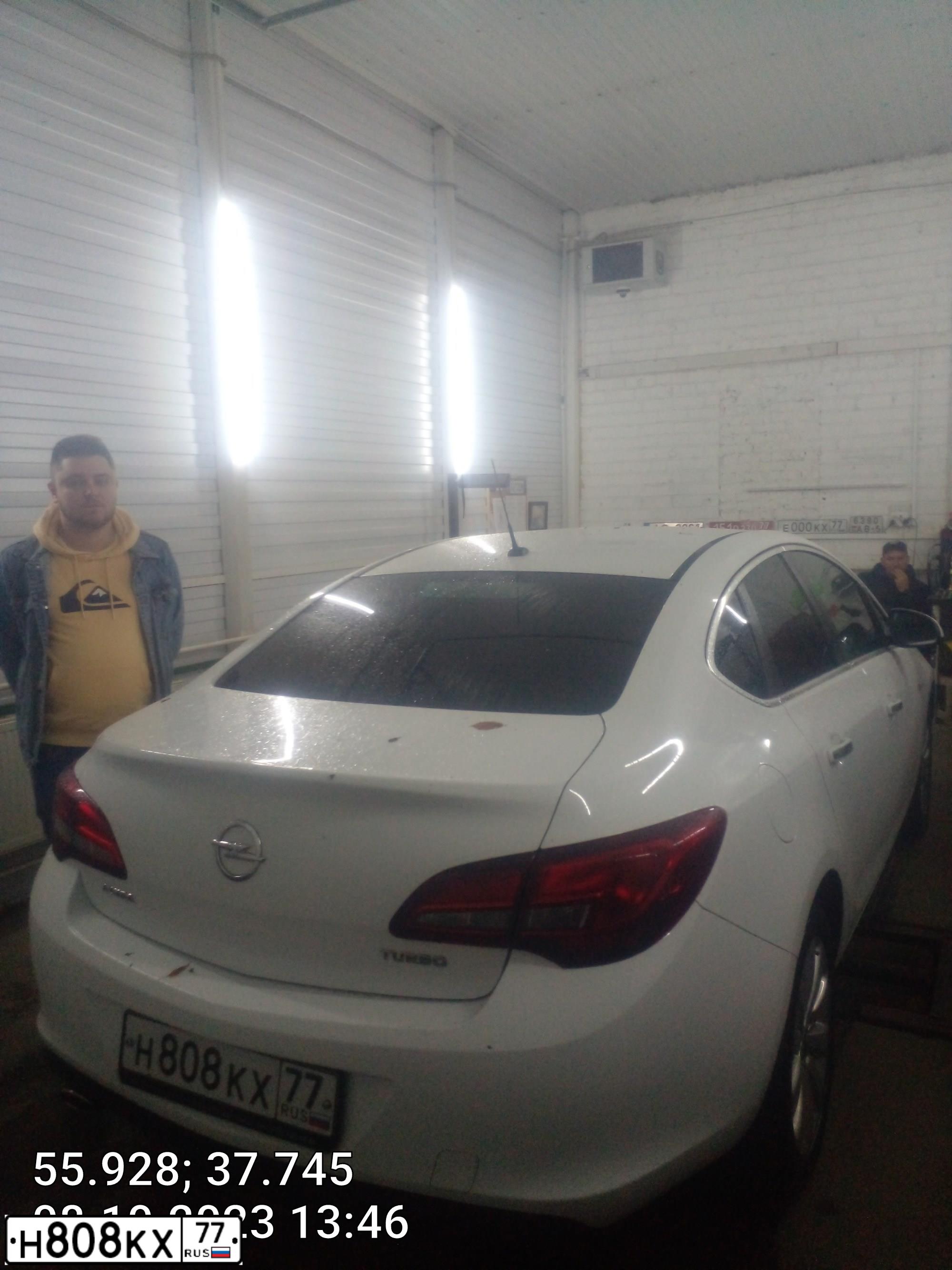 Фото автомобиля OPEL ASTRA, 2013 — госномер Н808КХ77. Цвет: БЕЛЫЙ
