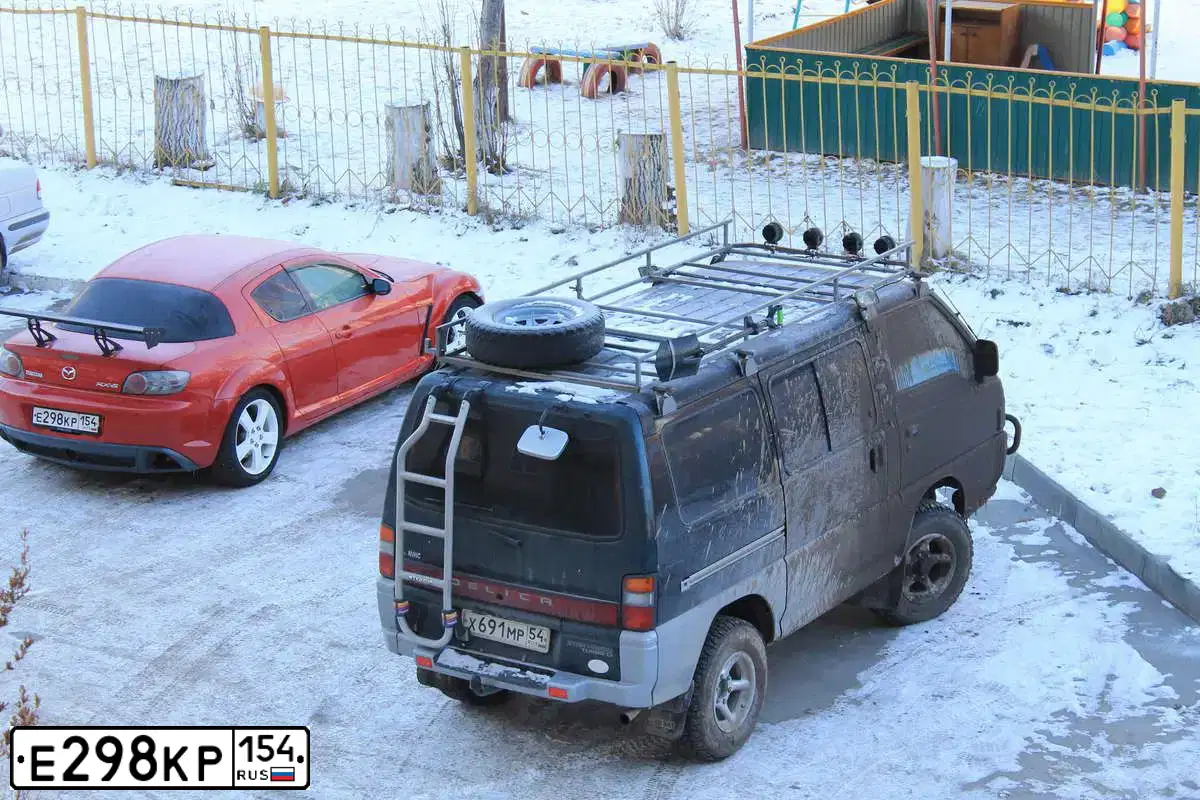Фото автомобиля МАЗДА RХ-8 МАЗДА RХ-8, 2004 — госномер Е298КР154. Цвет: Красный