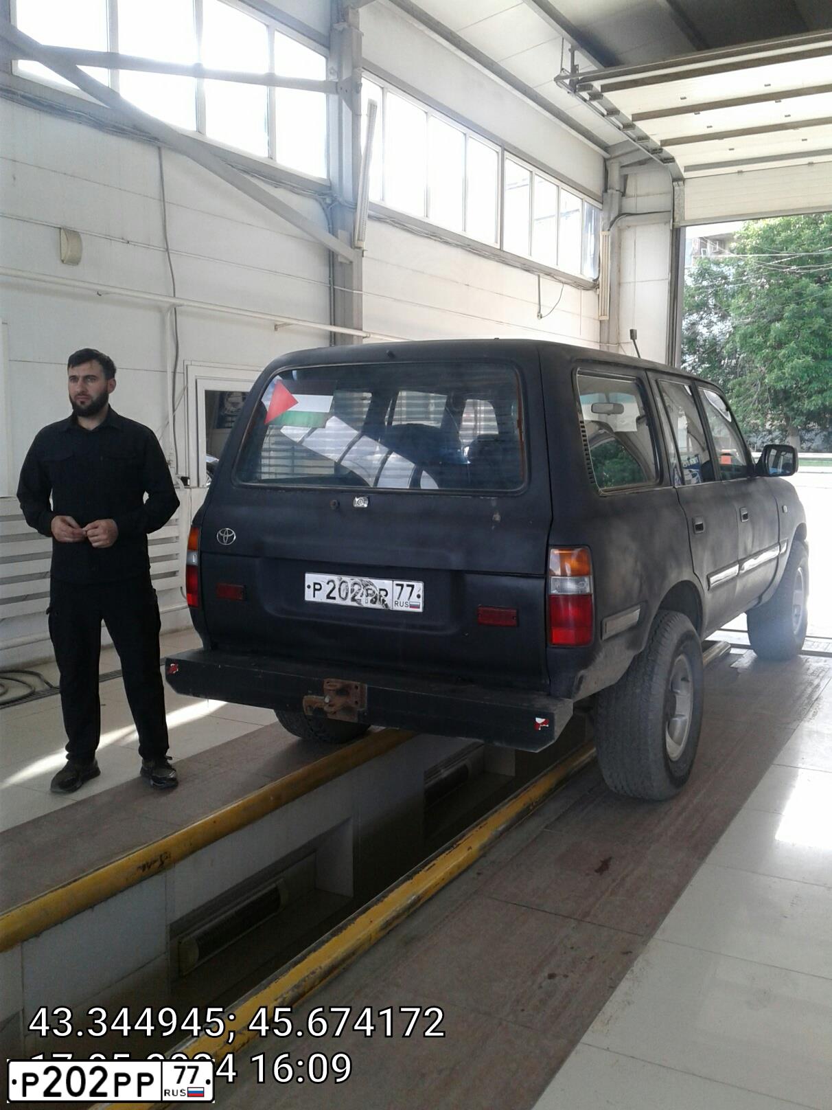 Фото автомобиля TOYOTA LANDCRUISER, 1994 — госномер Р202РР77. Цвет: Темно-зеленый