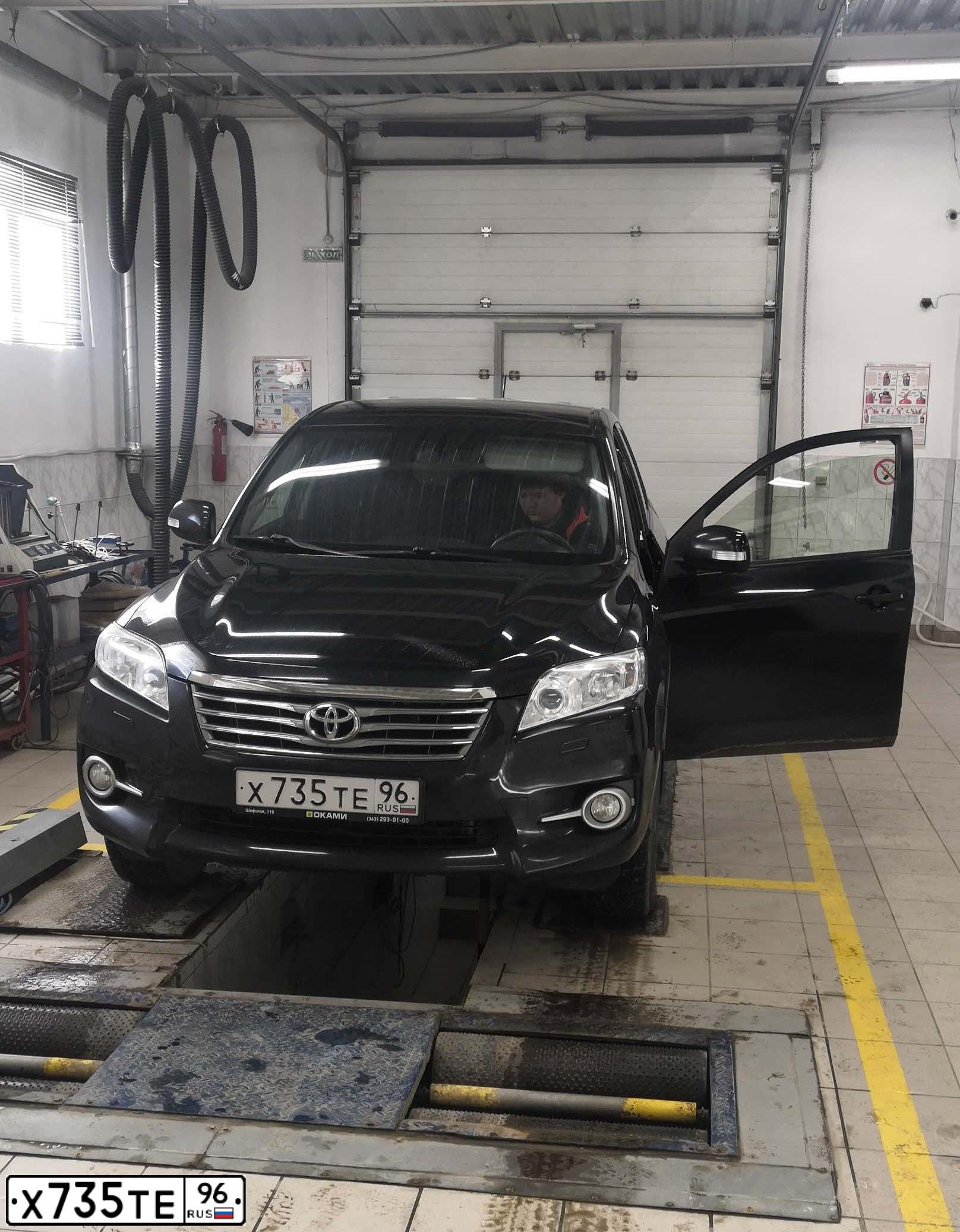 Фото автомобиля TOYOTA RAV4, 2012 — госномер Х735ТЕ96. Цвет: ЧЕРНЫЙ