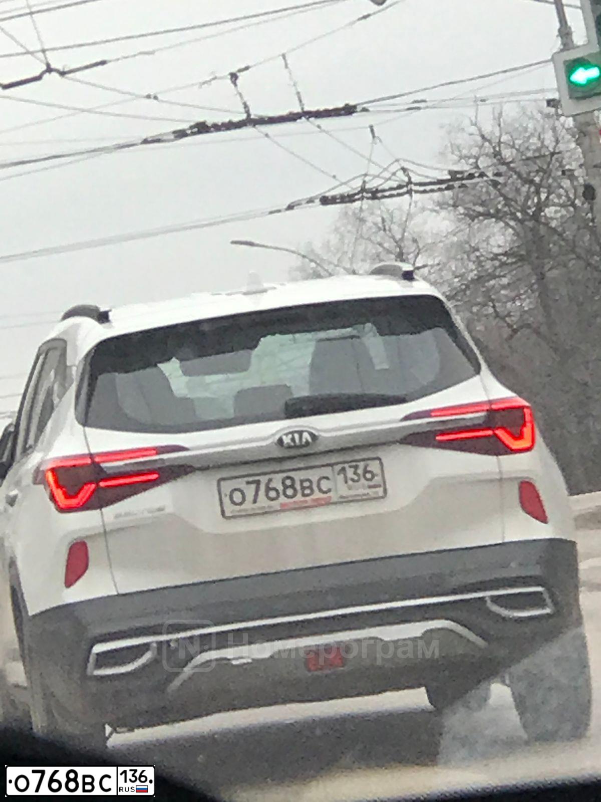 Фото автомобиля KIA SELTOS, 2020 — госномер О768ВС136. Цвет: Белый