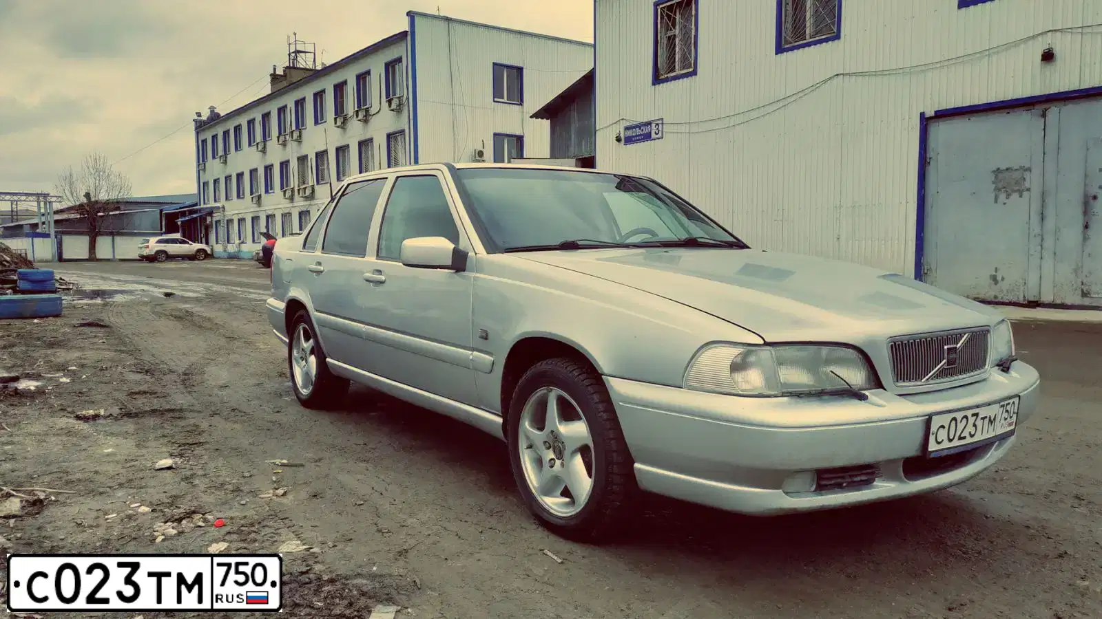 Фото автомобиля VOLVO 850, 1997 — госномер С023ТМ750. Цвет: серебристый