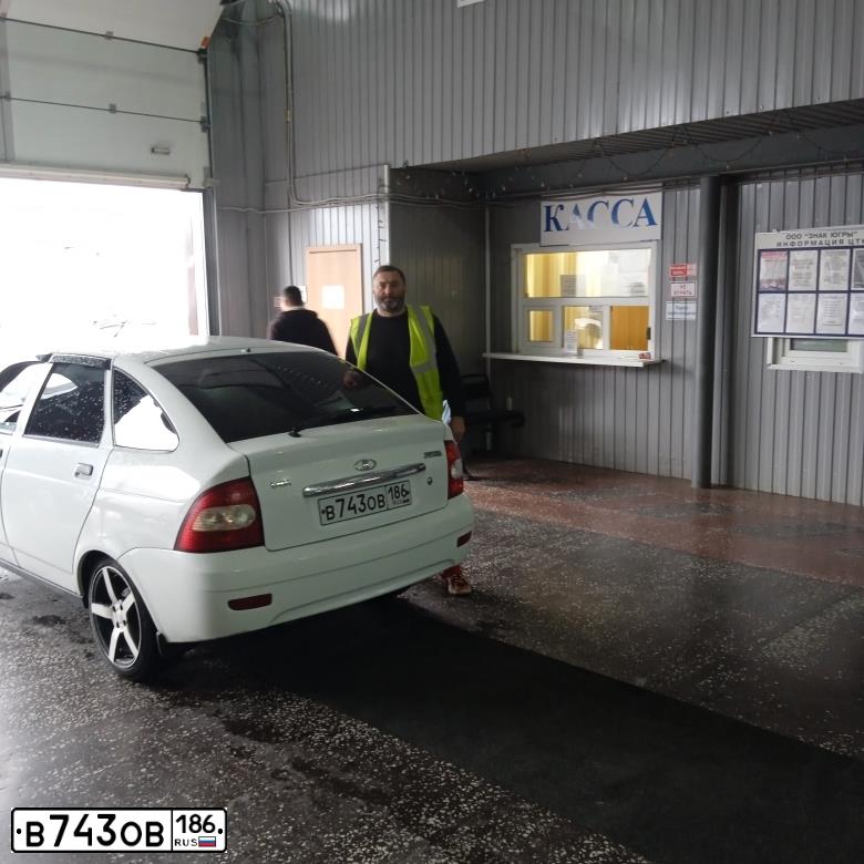 Фото автомобиля LADA 2172 PRIORA, 2011 — госномер К070УА186. Цвет: Белый