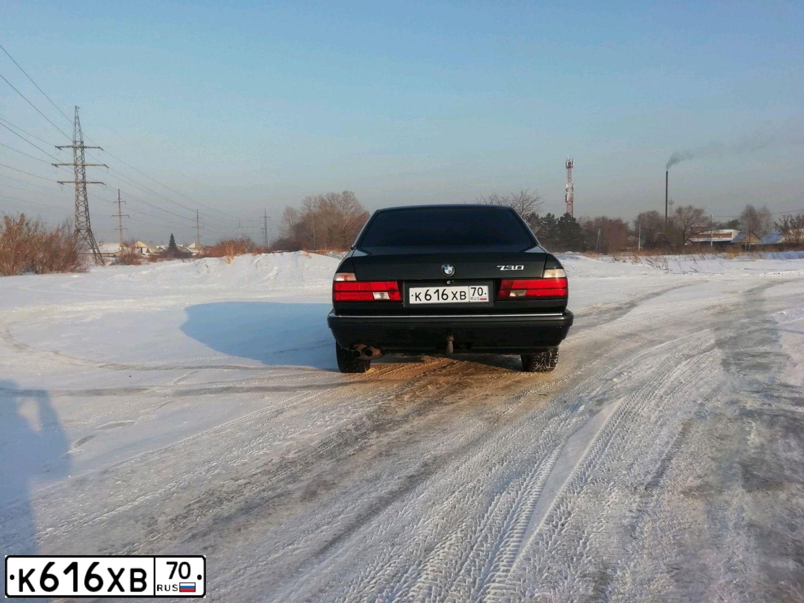Фото автомобиля BMW W SERIE 7, 1989 — госномер Е100РР124. Цвет: синий