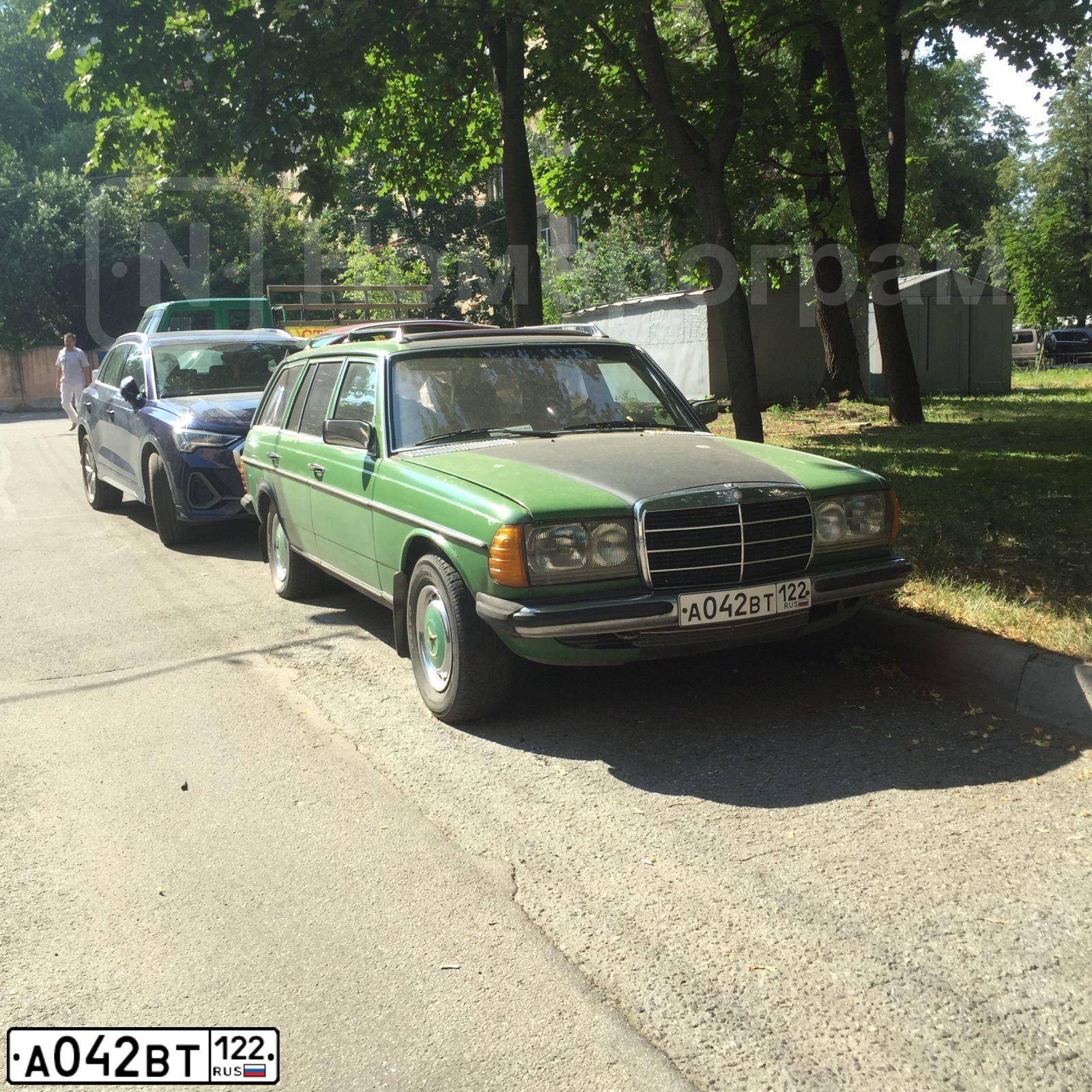 Фото автомобиля MERCEDES E-KLASSE, 1981 — госномер А042ВТ122. Цвет: ЗЕЛЕНЫЙ
