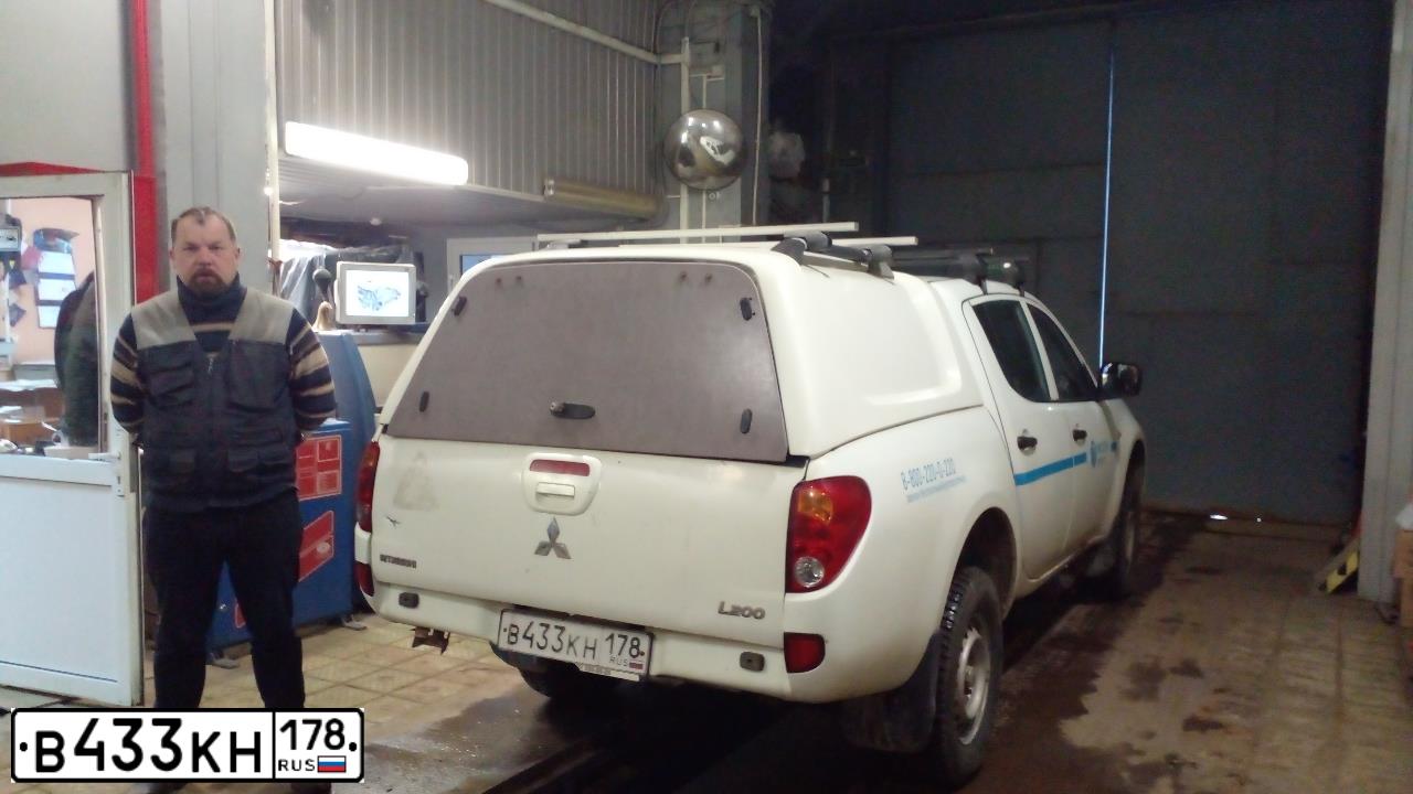 Фото автомобиля MITSUBISHI L 200, 2011 — госномер В433КН178. Цвет: Белый