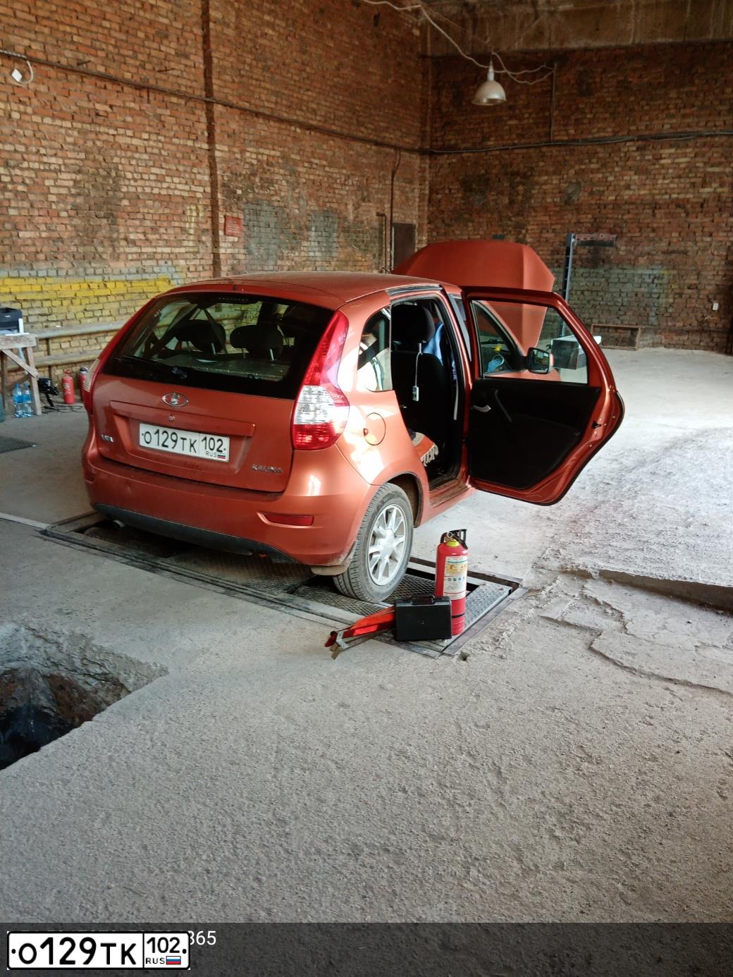 Фото автомобиля LADA 2192 KALINA, 2013 — госномер К759РТ702. Цвет: Оранжевый