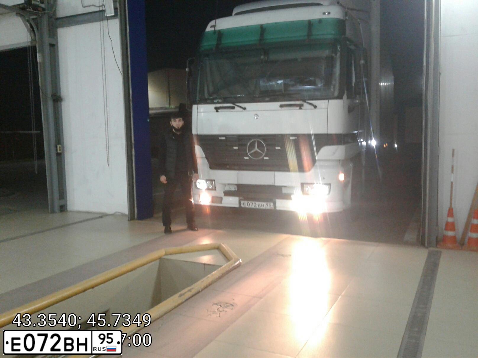 Фото автомобиля MERCEDES ACTROS, 2000 — госномер Р538ВК123. Цвет: Белый