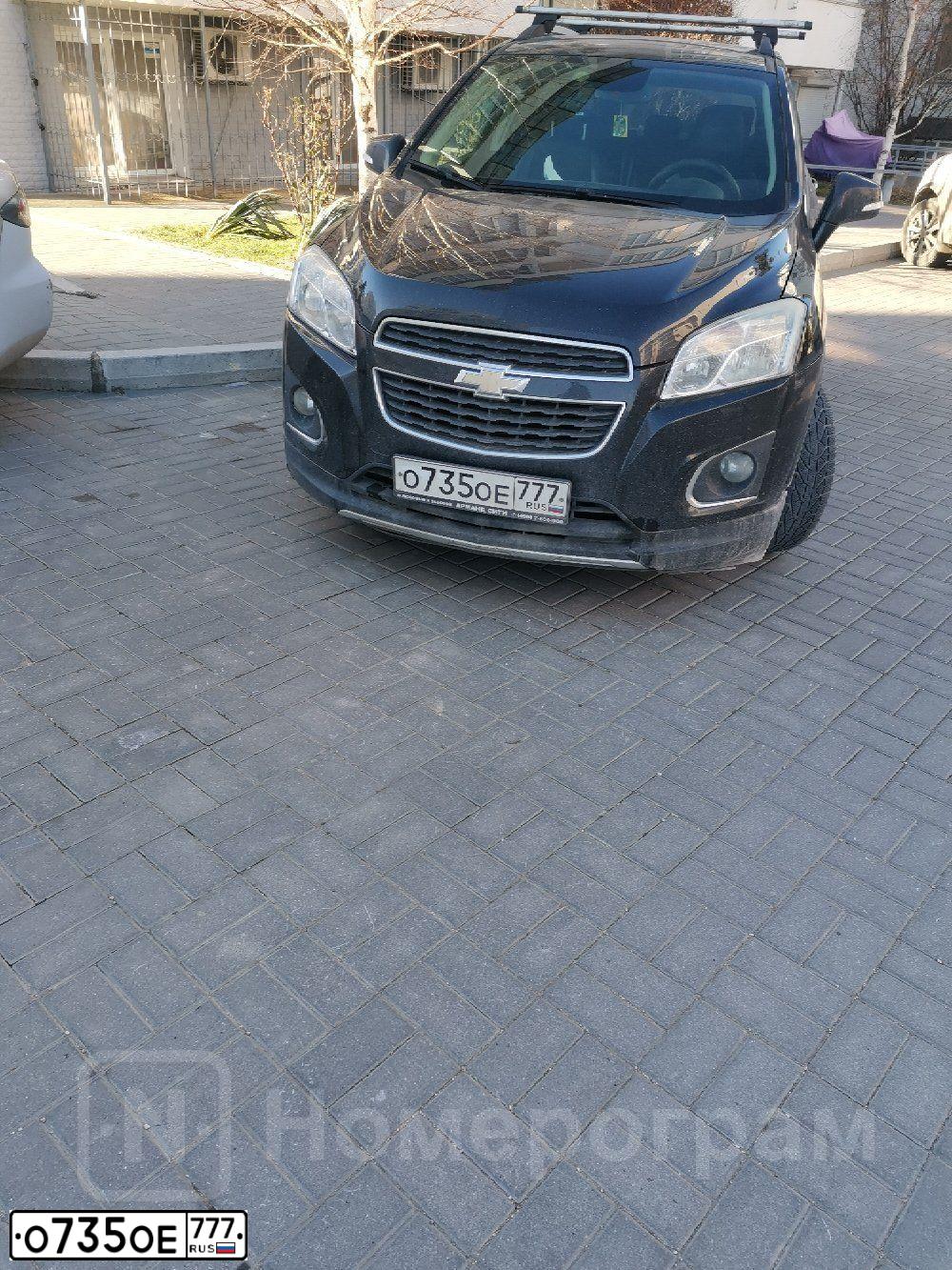 Фото автомобиля CHEVROLET TRACKER, 2015 — госномер О735ОЕ777. Цвет: ЧЕРНЫЙ