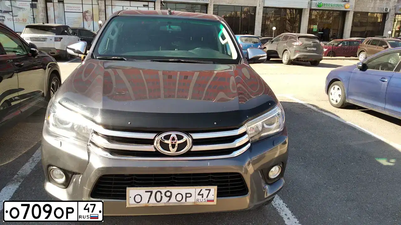 Фото автомобиля TOYOTA HILUX, 2016 — госномер О709ОР47. Цвет: Серый