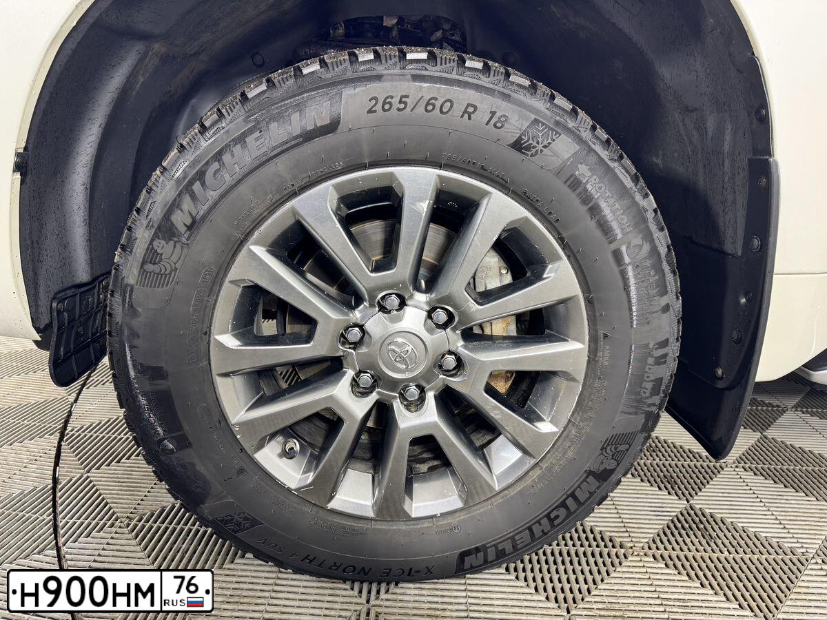 Фото автомобиля TOYOTA LANDCRUISER, 2019 — госномер Н900НМ76. Цвет: Белый