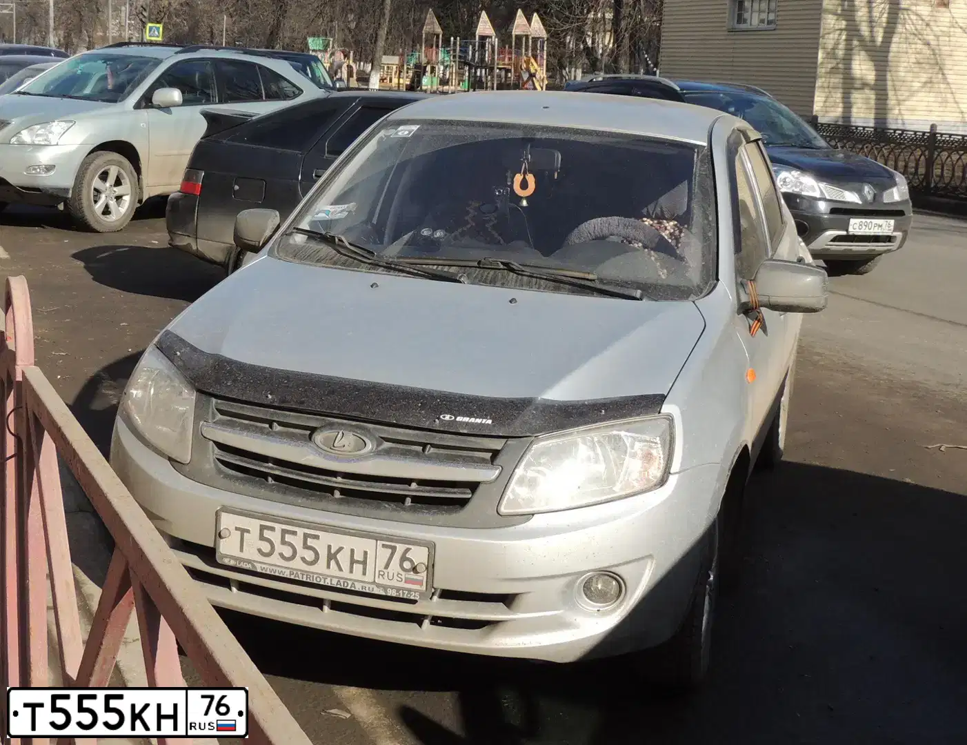 Фото автомобиля LADA 2190 GRANTA, 2012 — госномер Т552РО76. Цвет: СВЕТЛО-СЕРЫЙ