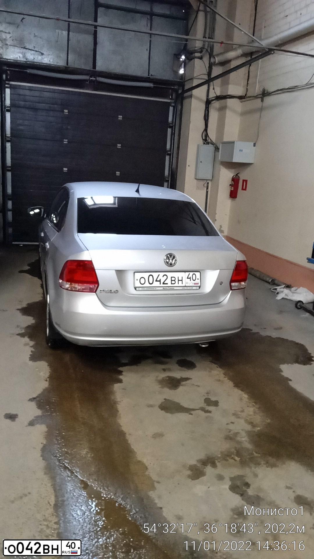 Фото автомобиля VOLKSWAGEN POLO, 2015 — госномер О042ВН40. Цвет: СЕРЕБРИСТЫЙ