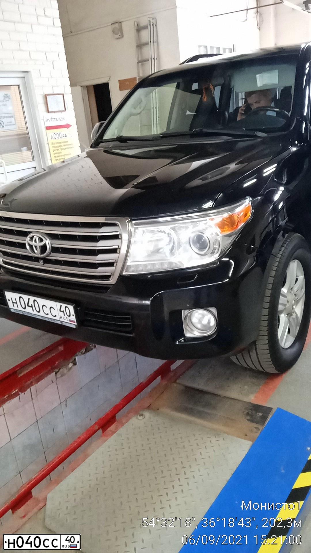 Фото автомобиля TOYOTA LANDCRUISER 200, 2013 — госномер Н040СС40. Цвет: ЧЕРНЫЙ