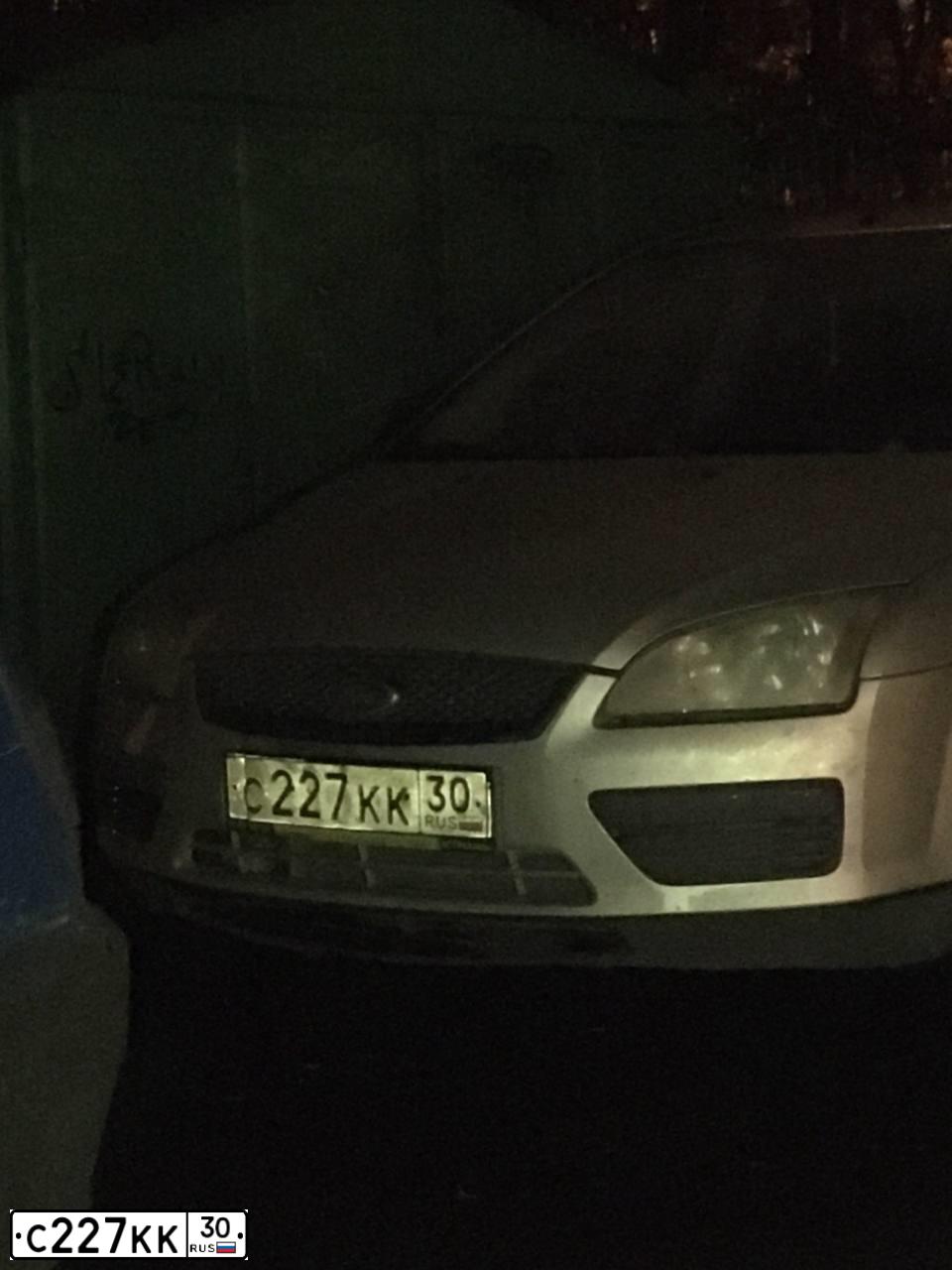 Фото автомобиля FORD FOCUS, 2006 — госномер С227КК30. Цвет: СЕРЕБРИСТЫЙ