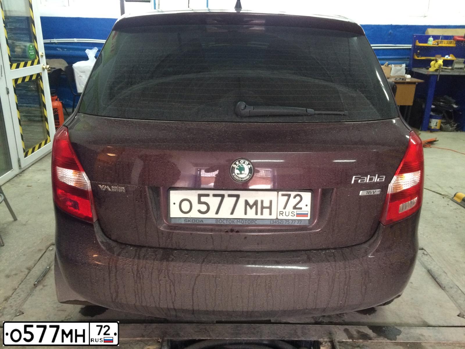 Фото автомобиля SKODA FABIA, 2012 — госномер О577МН72. Цвет: ТЕМНО-БОРДОВЫЙ