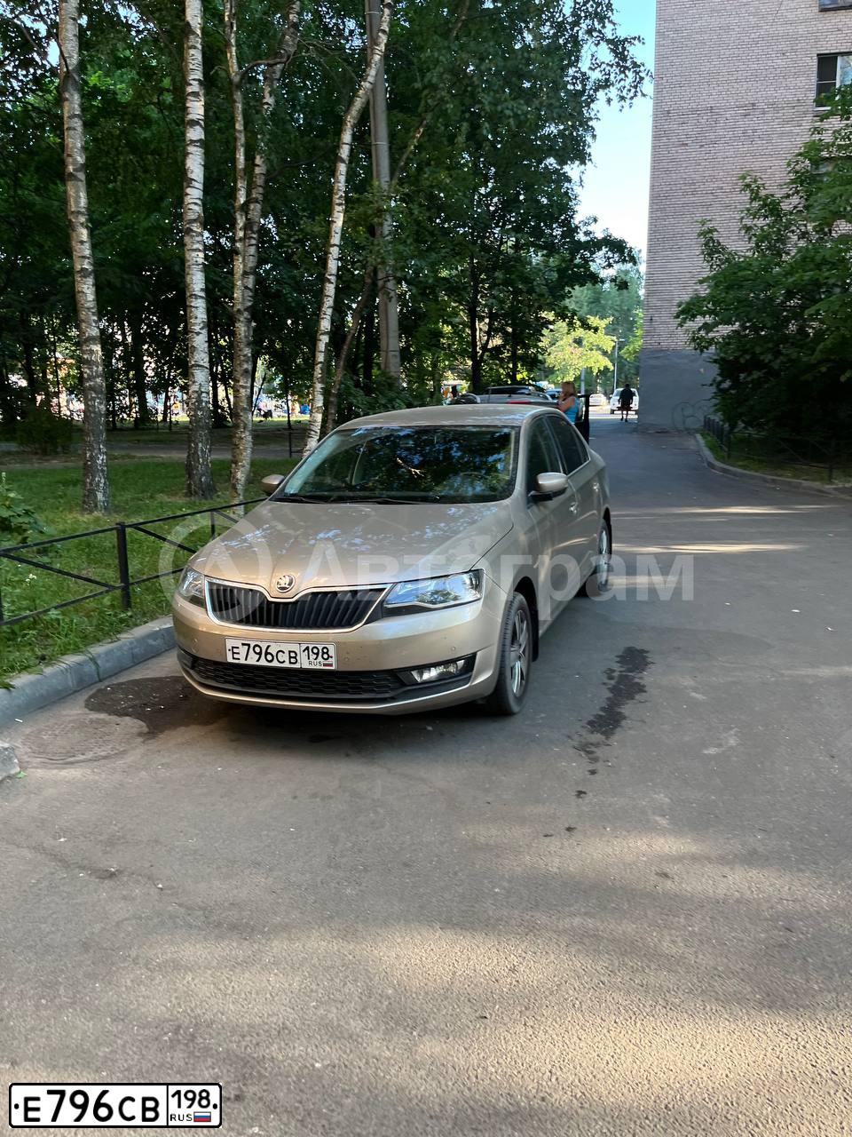 Фото автомобиля SKODA RAPID, 2019 — госномер Е796СВ198. Цвет: БЕЖЕВЫЙ