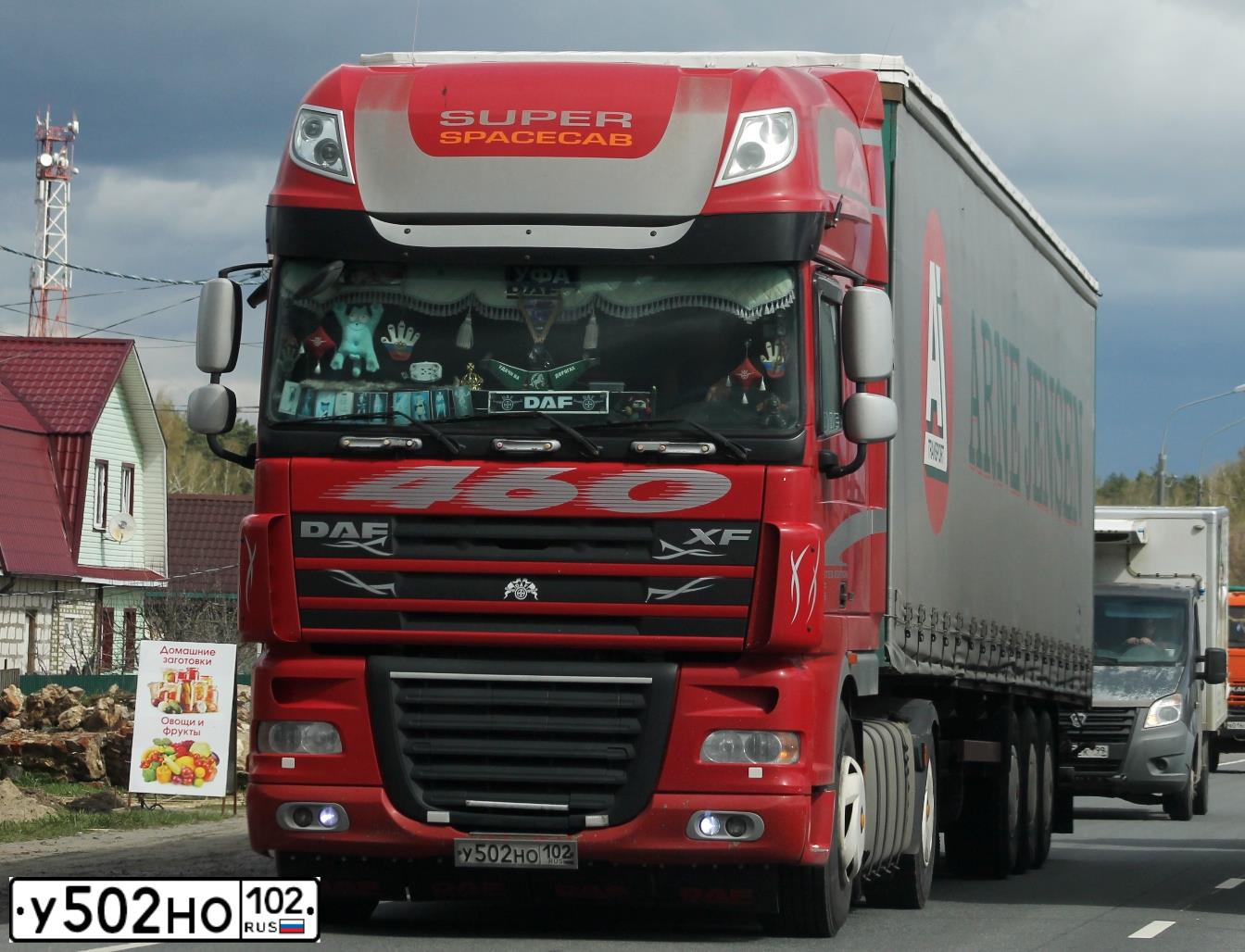Фото автомобиля DAF XF 105 FT /4X2/, 2013 — госномер У502НО102. Цвет: Красный