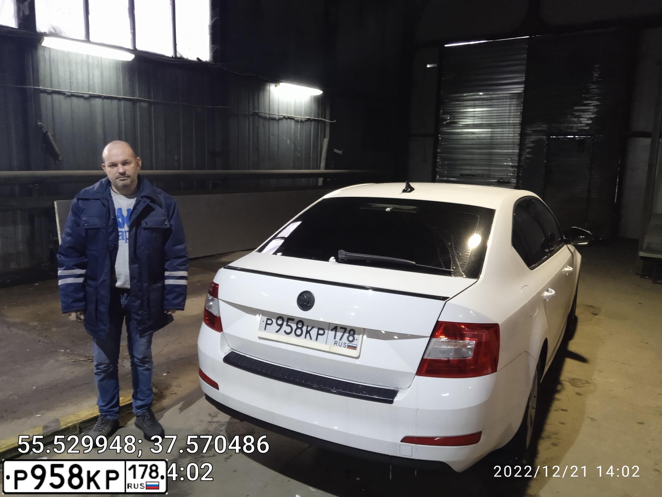Фото автомобиля SKODA OCTAVIA, 2013 — госномер Р958КР178. Цвет: Белый