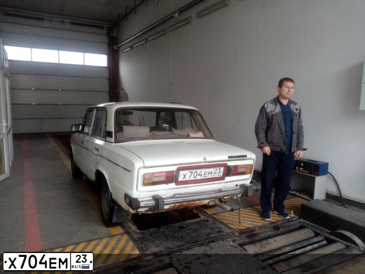 Фото автомобиля LADA 2106, 1995 — госномер Х704ЕМ23. Цвет: БЕЛЫЙ