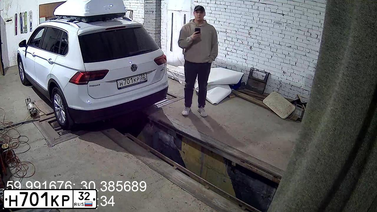 Фото автомобиля VOLKSWAGEN TIGUAN, 2017 — госномер Н701КР32. Цвет: БЕЛЫЙ