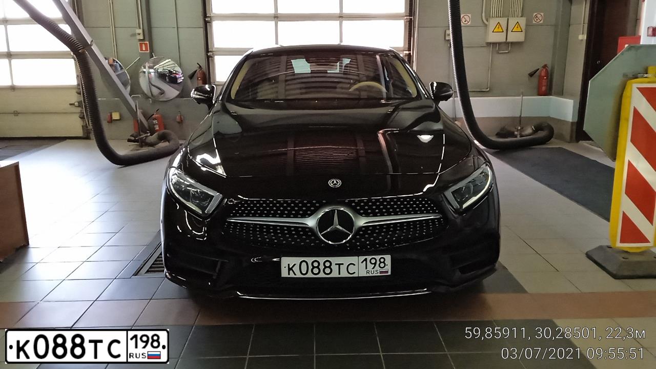 Фото автомобиля MERCEDES CLS-KLASSE, 2018 — госномер М514ТЕ198. Цвет: ЧЕРНО-КРАСНЫЙ