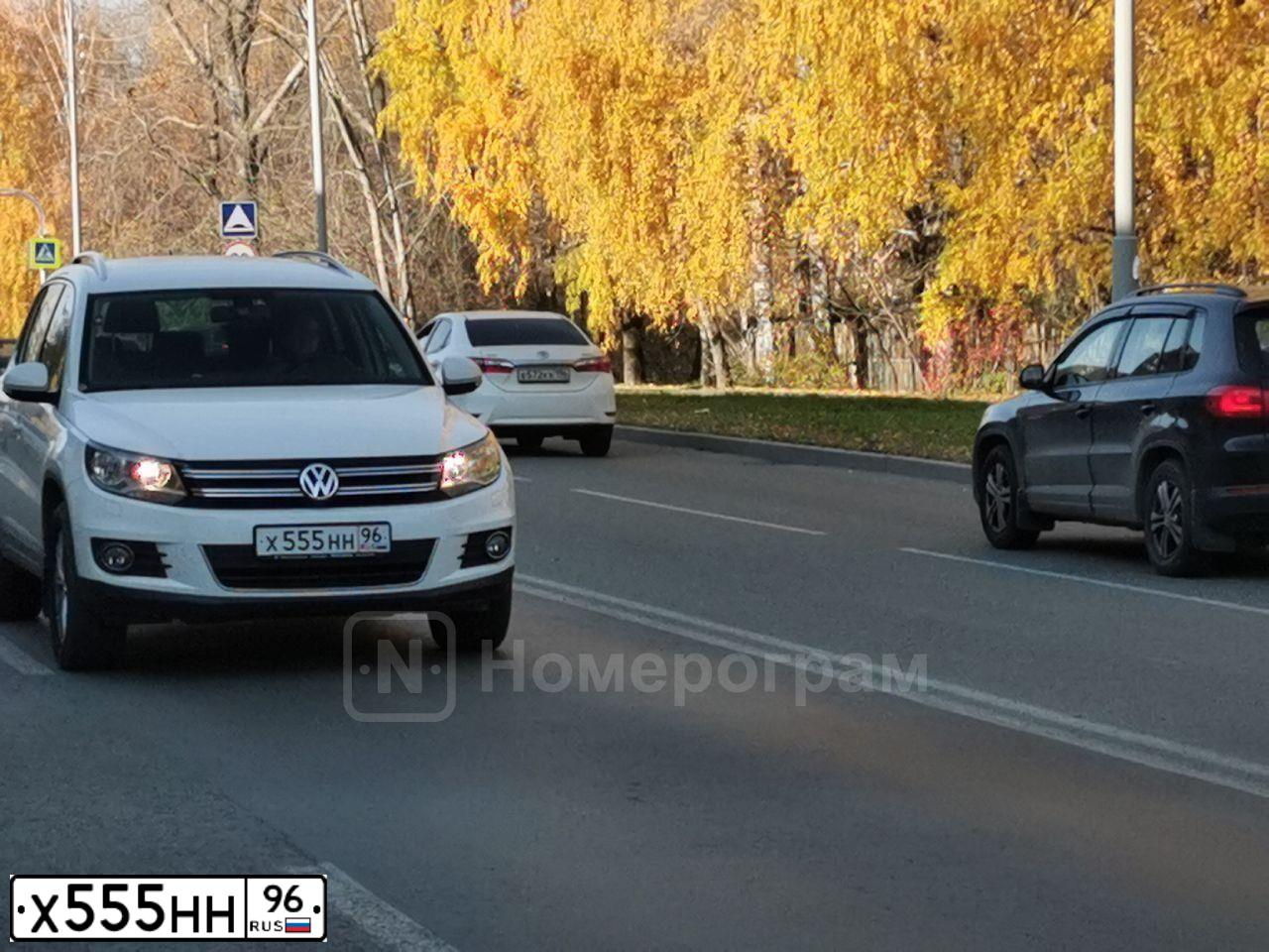 Фото автомобиля VOLKSWAGEN TIGUAN, 2013 — госномер Х555НН96. Цвет: Белый