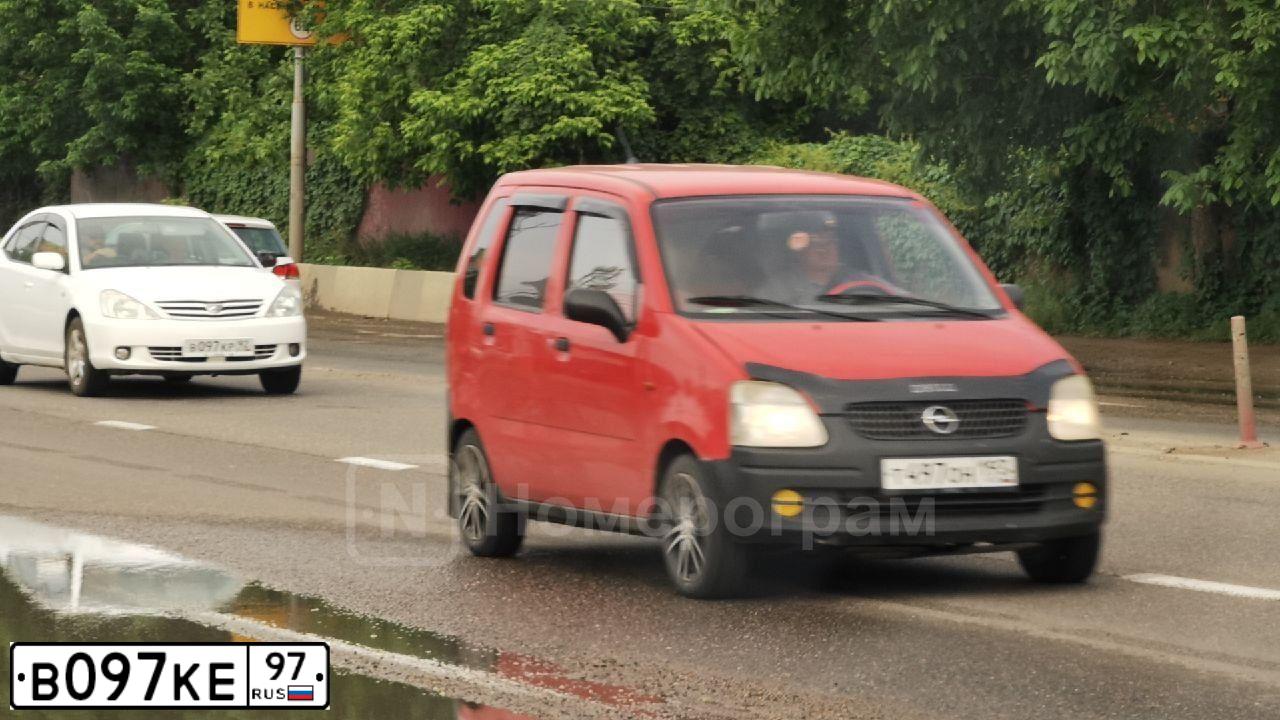 Фото автомобиля VOLKSWAGEN PASSAT, 2000 — госномер Е772РК97. Цвет: синий