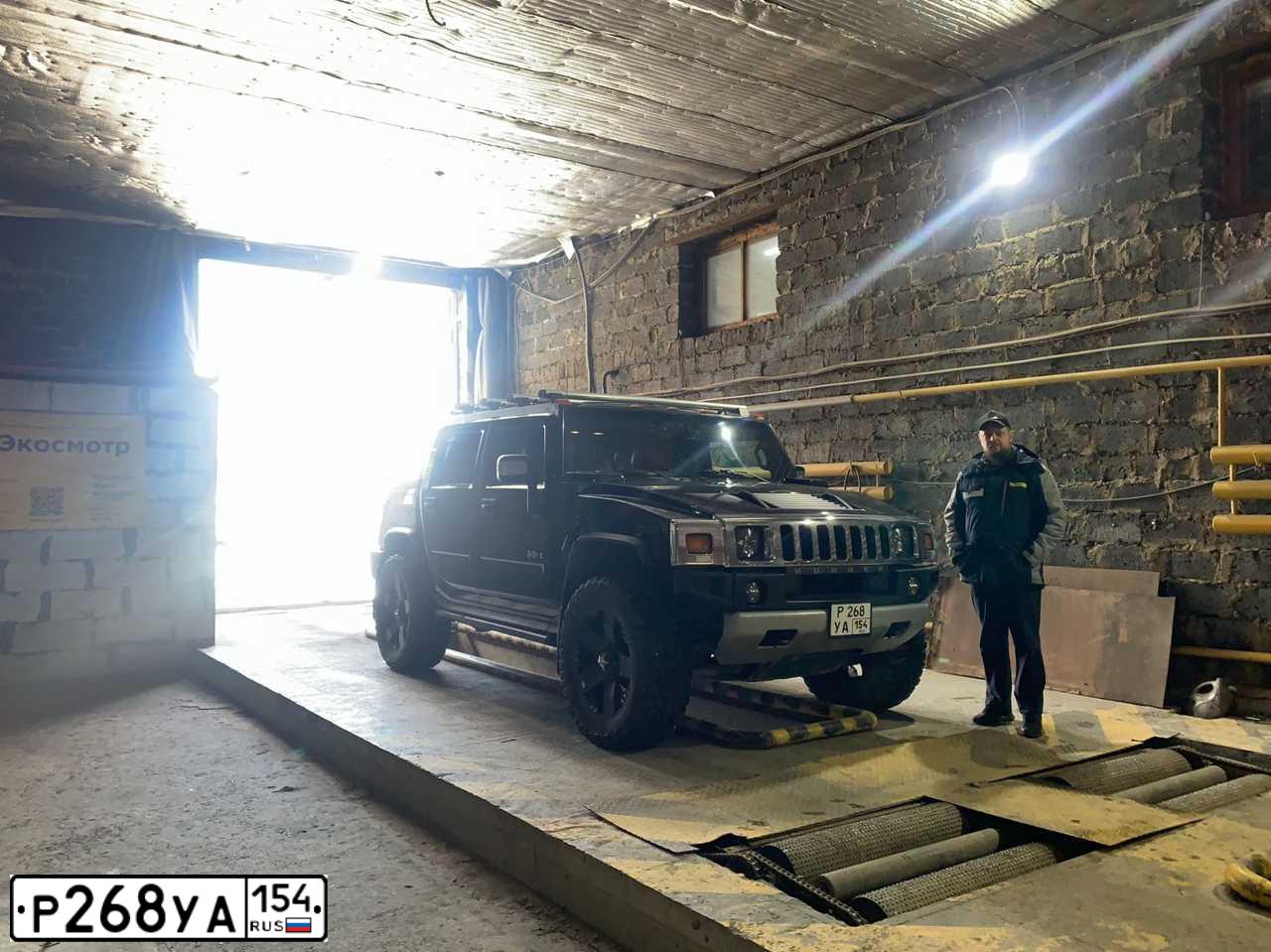 Фото автомобиля HUMMER H2, 2008 — госномер Р268УА154. Цвет: ЧЕРНЫЙ