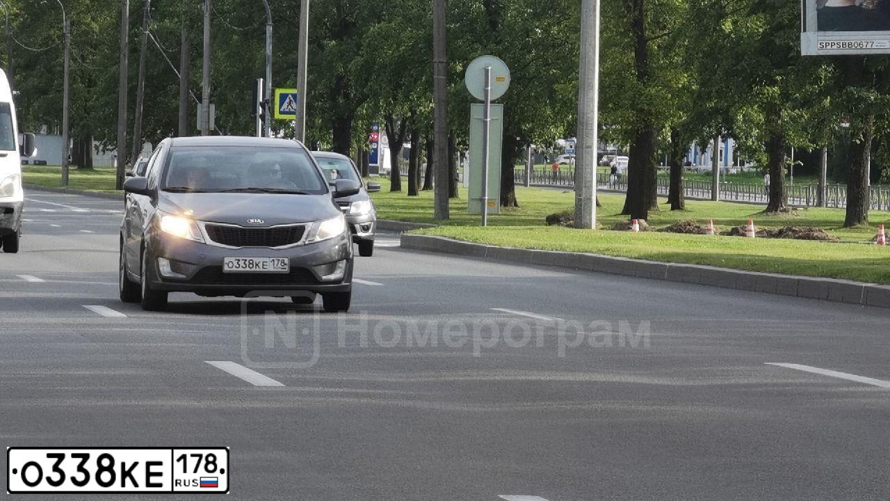 Фото автомобиля KIA RIO, 2013 — госномер О338КЕ178. Цвет: Серый