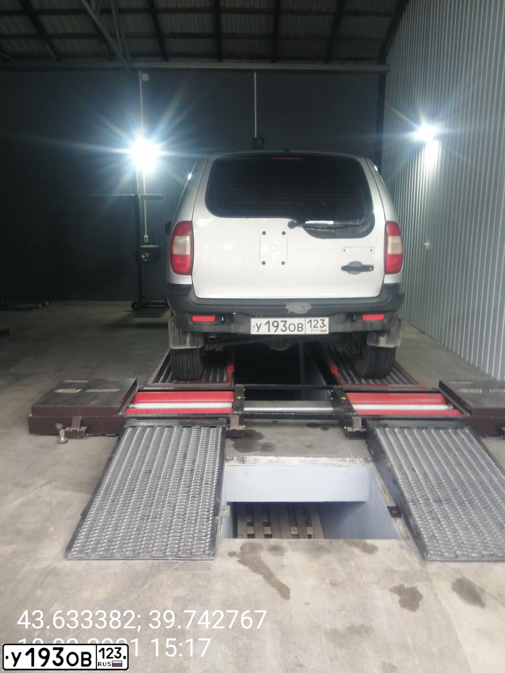 Фото автомобиля FORD FOCUS, 2010 — госномер В005УУ123. Цвет: БЕЛЫЙ