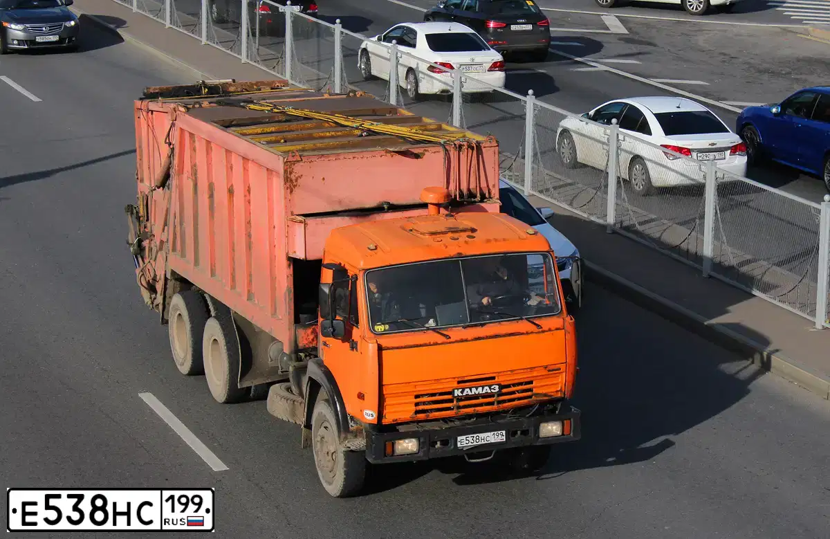 Фото автомобиля KAMAZ 53229 /6X4/, 2003 — госномер Е538НС199. Цвет: Оранжевый