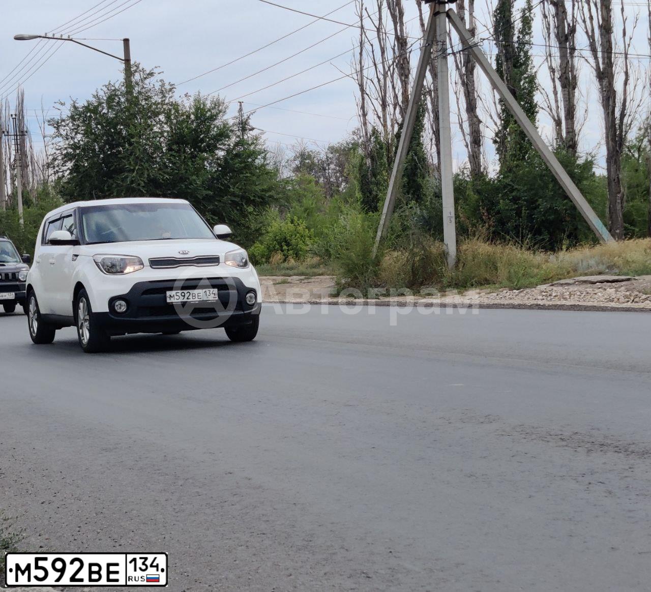 Фото автомобиля KIA SOUL, 2017 — госномер М592ВЕ134. Цвет: Белый