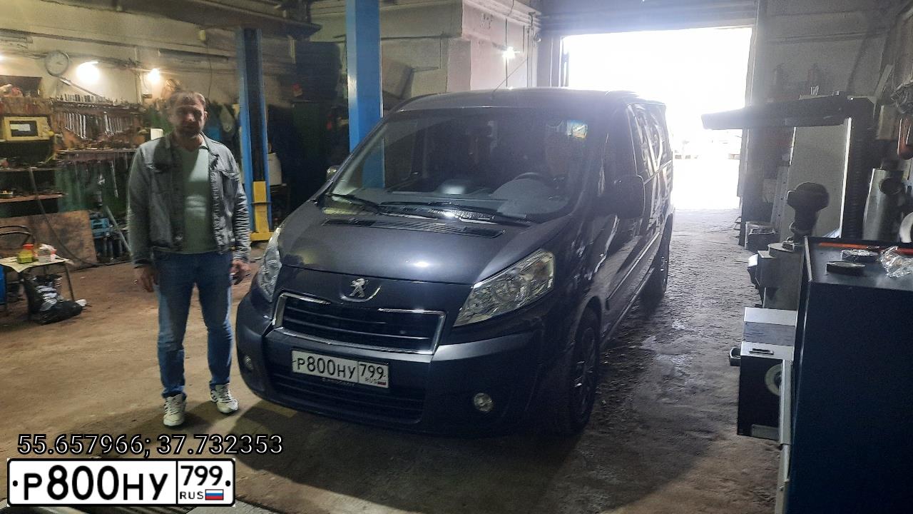 Фото автомобиля PEUGEOT EXPERT, 2014 — госномер Р800НУ799. Цвет: ЧЕРНЫЙ