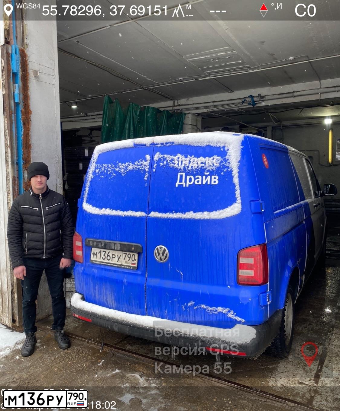 Фото автомобиля VOLKSWAGEN TRANSPORTER, 2019 — госномер Р375РС799. Цвет: СИНЕ-БЕЛЫЙ