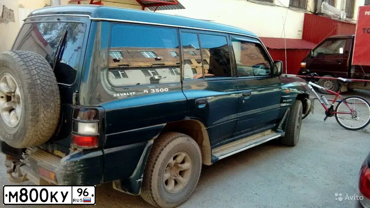Фото автомобиля MITSUBISHI PAJERO, 1999 — госномер М800КУ96. Цвет: ЗЕЛЕНЫЙ