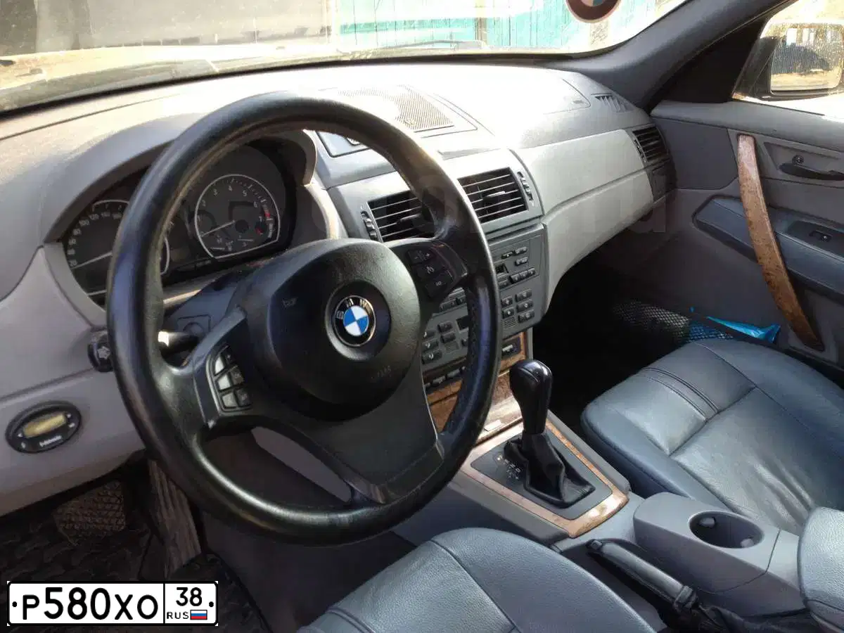 Фото автомобиля BMW X3, 2004 — госномер Р580ХО38. Цвет: синий