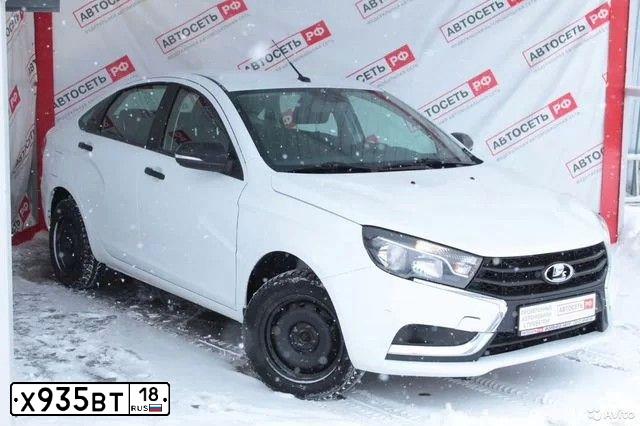 Фото автомобиля LADA VESTA, 2017 — госномер Х452НТ18. Цвет: Белый