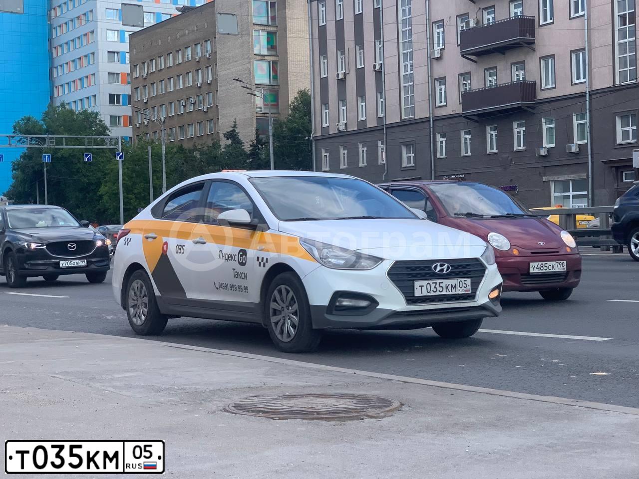 Фото автомобиля HYUNDAI SOLARIS, 2018 — госномер Т035КМ05. Цвет: БЕЛЫЙ ЖЕЛТЫЙ СЕРЫЙ