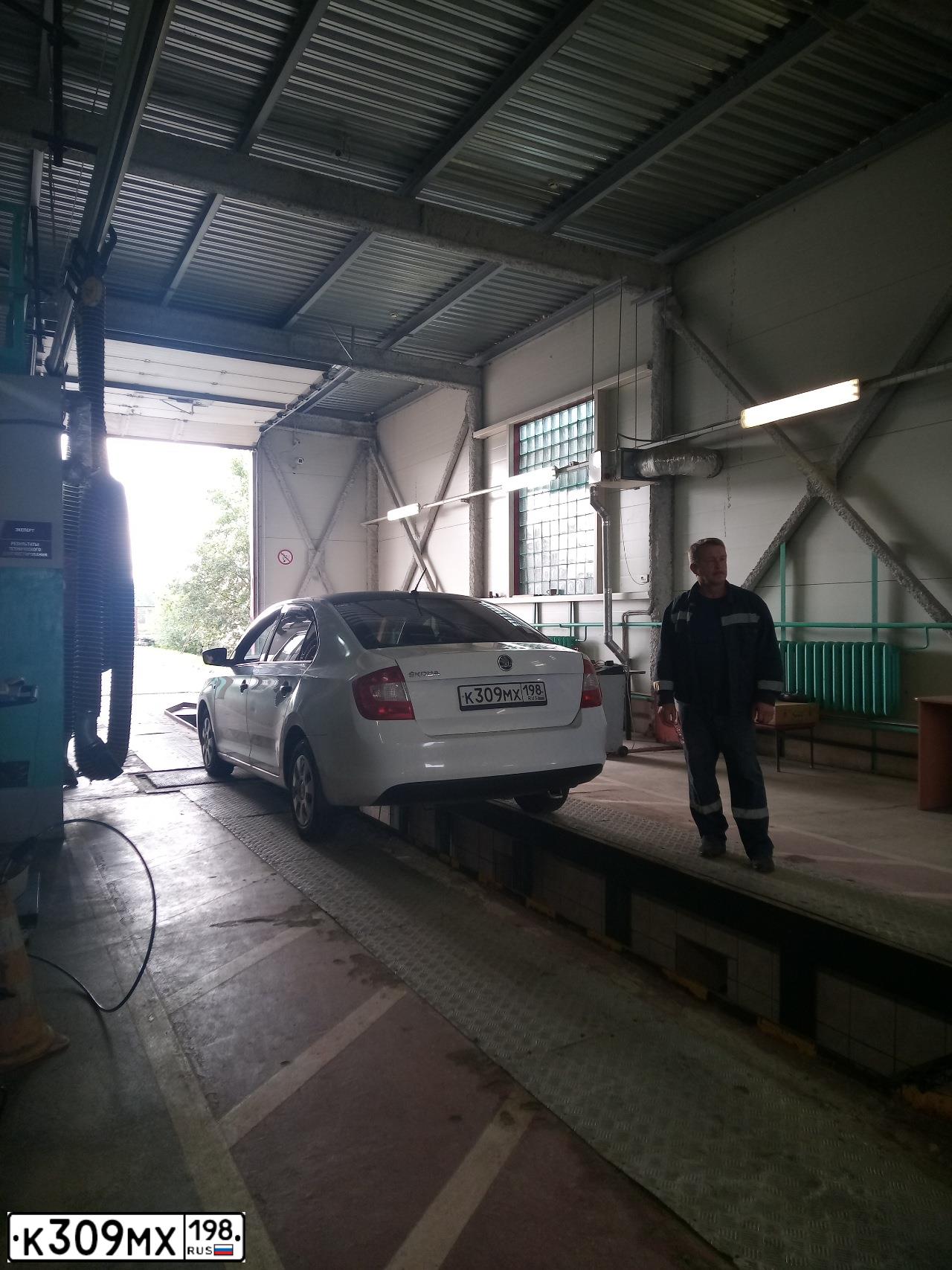 Фото автомобиля SKODA RAPID, 2015 — госномер К309МХ198. Цвет: Белый